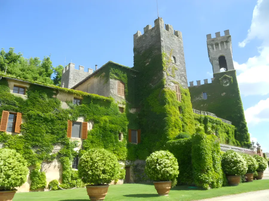 Castello con torri e facciata coperta d’edera