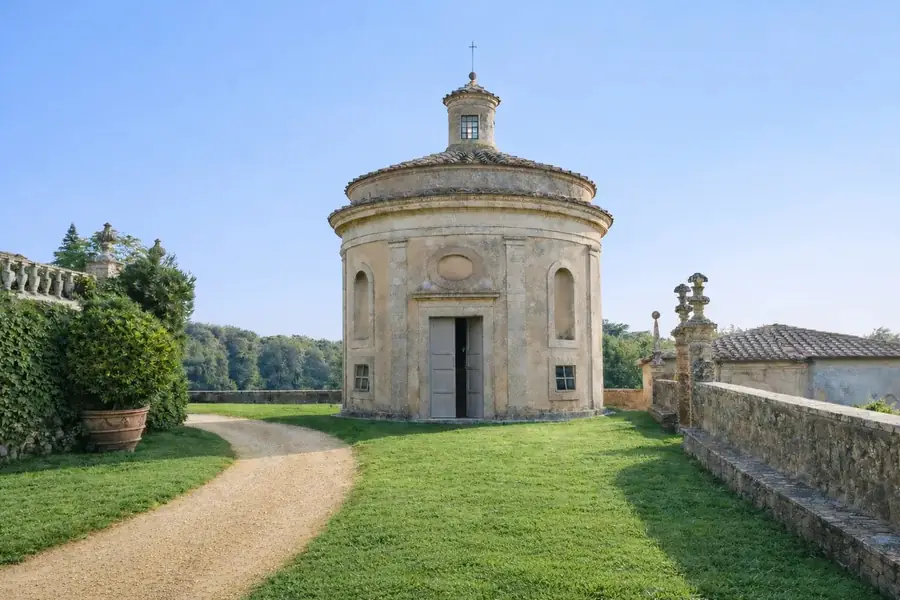 La cappellina circolare in pietra di Celsa, con il prato davanti