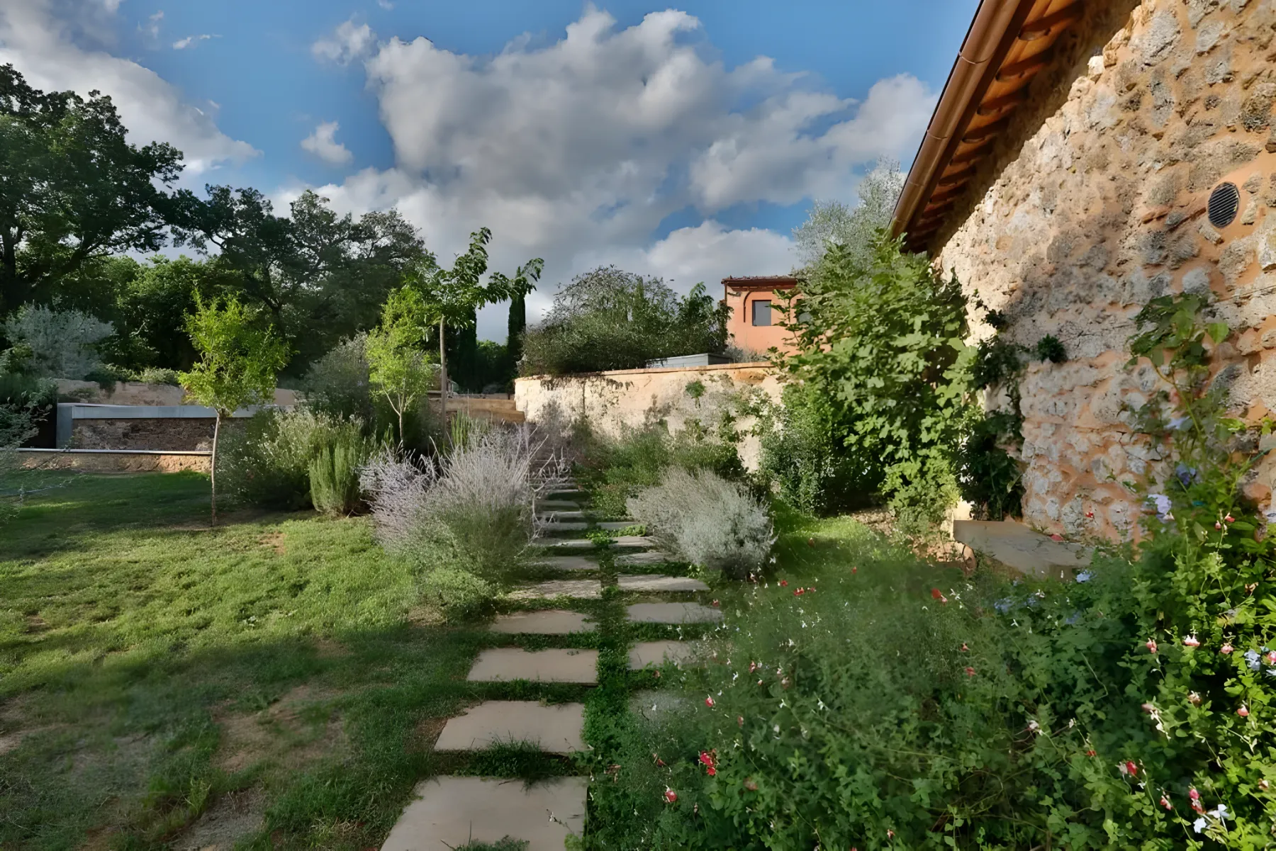 Casale in pietra con giardino e camminamento