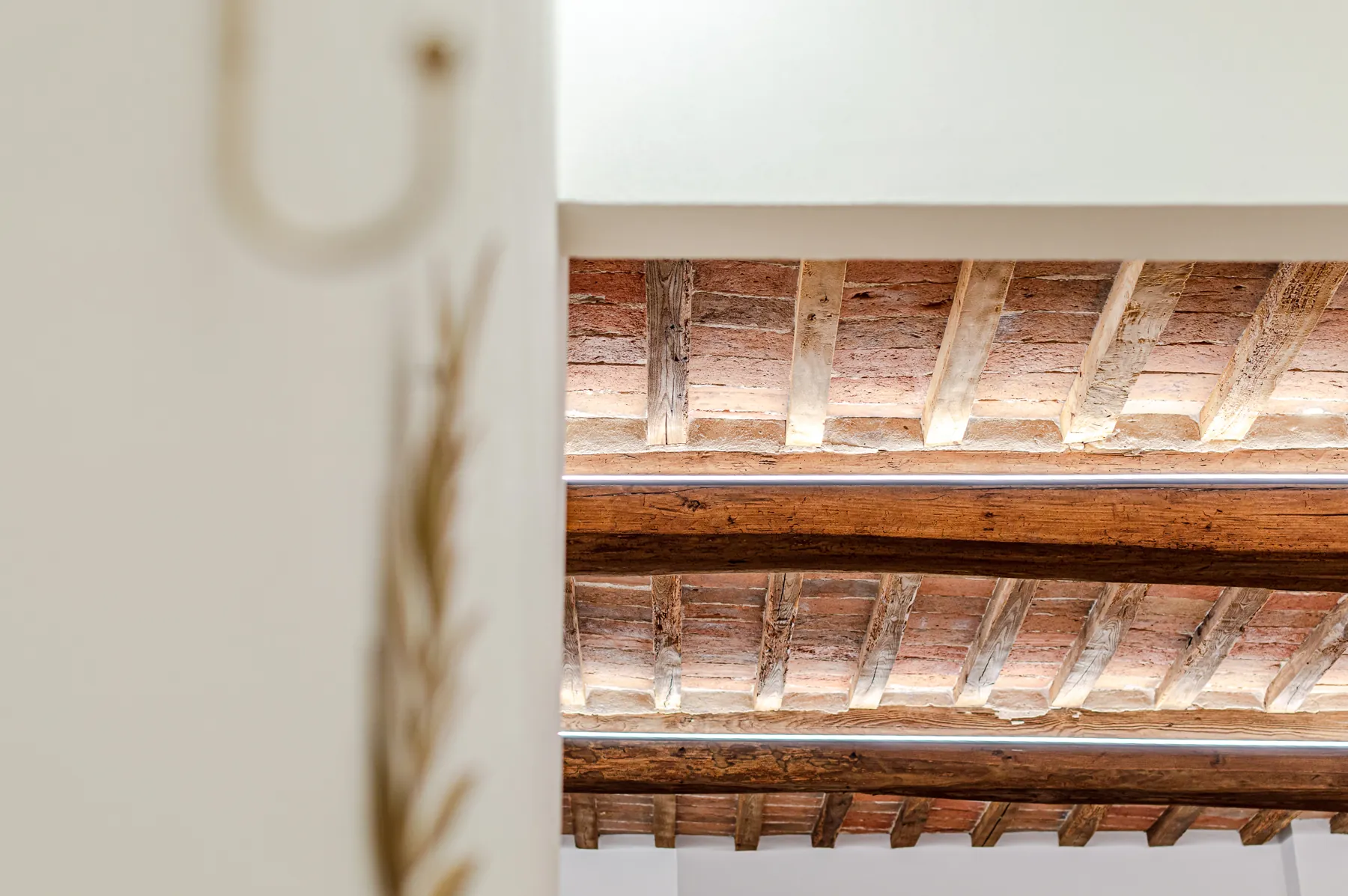 Travi e travicelli in legno con pianelle in cotto