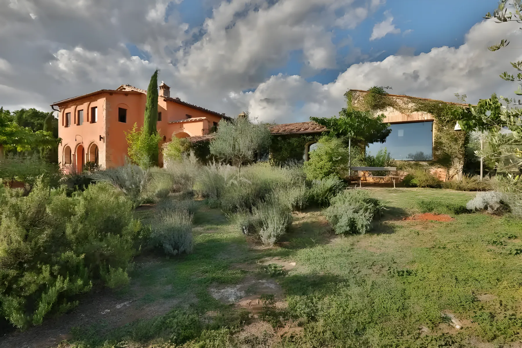 Villa in campagna tra lavande, olivi e cipressi
